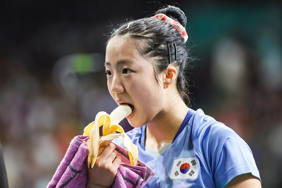 신유빈 선수가 현지시간 2일 2024 파리올림픽 탁구 여자 단식 4강 중국 천멍과의 경기에 앞서 바나나를 먹고 있다. 〈사진=연합뉴스〉