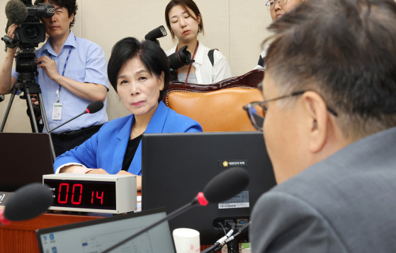 지난달 16일 열린 국회 과방위에서 최형두 간사 발언 듣는 최민희 위원장 [사진 연합뉴스]