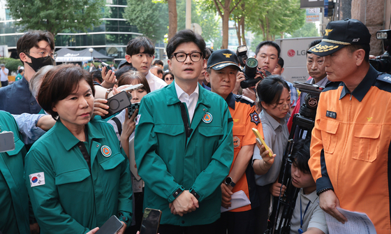 국민의힘 한동훈 대표가 23일 오후 전날 발생한 화재로 7명이 숨지고 12명이 다친 경기도 부천시의 한 호텔을 방문해 현장을 살펴보고 있다.〈사진=연합뉴스〉