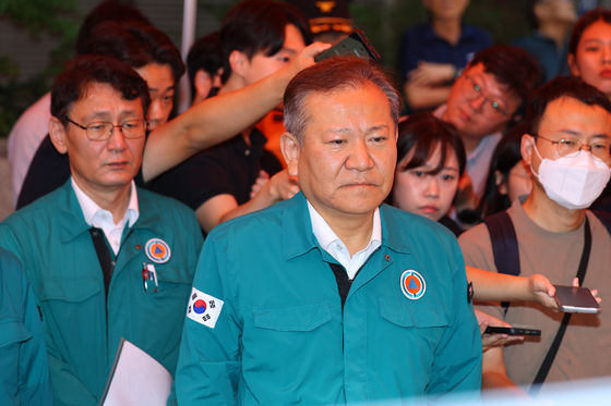 이상민 행정안전부 장관이 23일 오전 전날 화재가 발생한 경기 부천시의 한 호텔을 찾아 상황 보고를 받고 있다. 〈사진=연합뉴스〉