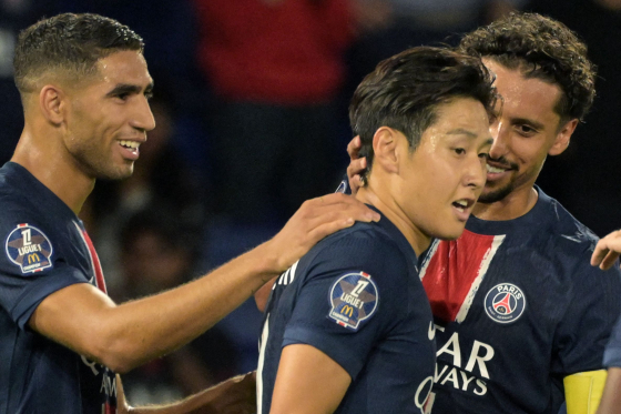 Paris Saint-Germain's South Korean midfielder #19 Kang-In Lee (C) is celebrated by his teammates after scoring his team's sixth during the French L1 football match between Paris Saint-Germain (PSG) and Montpellier Herault SC at The Parc des Princes Stadium in Paris, on August 23, 2024. (Photo by Bertrand GUAY / AFP)  〈저작권자(c) 연합뉴스, 무단 전재-재배포, AI 학습 및 활용 금지〉