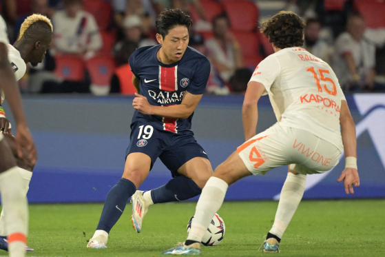 Paris Saint-Germain's South Korean midfielder #19 Kang-In Lee (C) fights for the ball with Montpellier's Swiss midfielder #15 Gabriel Bares (R) during the French L1 football match between Paris Saint-Germain (PSG) and Montpellier Herault SC at The Parc des Princes Stadium in Paris, on August 23, 2024. (Photo by Bertrand GUAY / AFP)  〈저작권자(c) 연합뉴스, 무단 전재-재배포, AI 학습 및 활용 금지〉