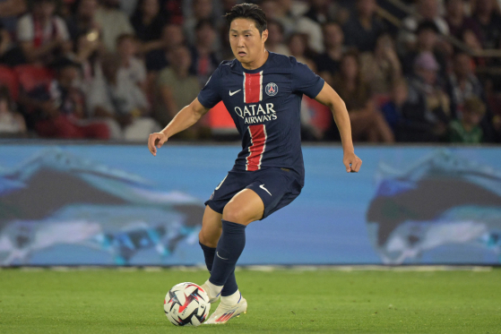 Paris Saint-Germain's South Korean midfielder #19 Kang-In Lee controls the ball during the French L1 football match between Paris Saint-Germain (PSG) and Montpellier Herault SC at The Parc des Princes Stadium in Paris, on August 23, 2024. (Photo by Bertrand GUAY / AFP)  〈저작권자(c) 연합뉴스, 무단 전재-재배포, AI 학습 및 활용 금지〉