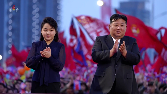   지난 14일 '전위거리' 준공식에 참석한 김정은 국무위원장과 딸 김주애〈사진=조선중앙TV/연합뉴스〉