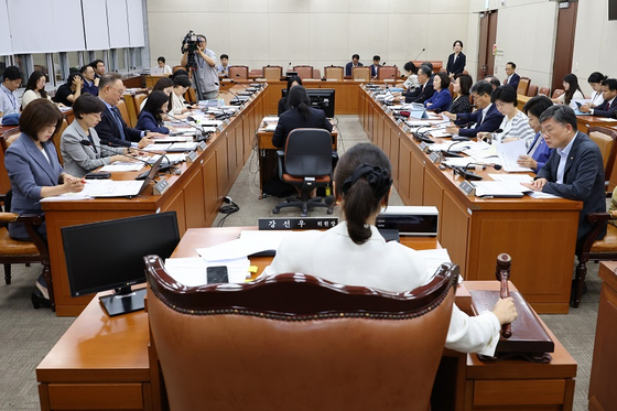 27일 오후 서울 여의도 국회에서 여야 쟁점법안인 간호법안 심사를 위한 보건복지위원회 1소위원회의가 개회되고 있다. 〈사진=연합뉴스〉