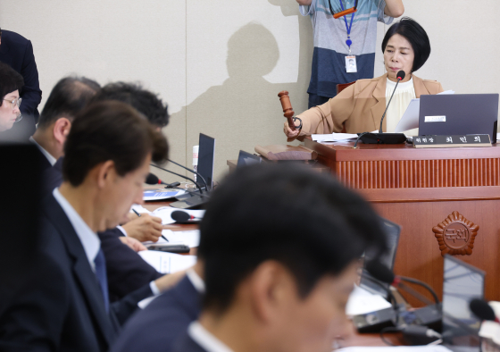 과방위 전체회의에서 최민희 국회 과방위원장이 의사봉을 두드리고 있다. [사진 연합뉴스]