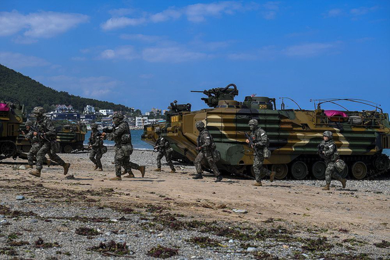 한미 연합군이 포항 독석리와 화진리 해안 일대에서 연합 상륙작전을 진행하고 있다. 〈사진=해병대 제공〉