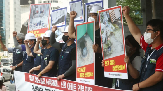 민주노총 전국건설노동조합이 '건설 현장 화장실 및 편의 시설 개선 촉구 기자회견'을 진행하는 모습