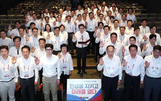 한동훈 국민의힘 대표와 추경호 원내대표 등이 지난달 30일 인천국제공항공사 인재개발원에서 열린 2024 국회의원 연찬회에서 결의문을 낭독하고 있다. 〈사진=연합뉴스〉