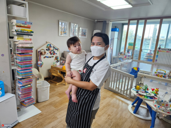 메리 그레이스(36세)씨가 아이돌봄 가사서비스 업무 개시한 모습〈사진=서울시〉