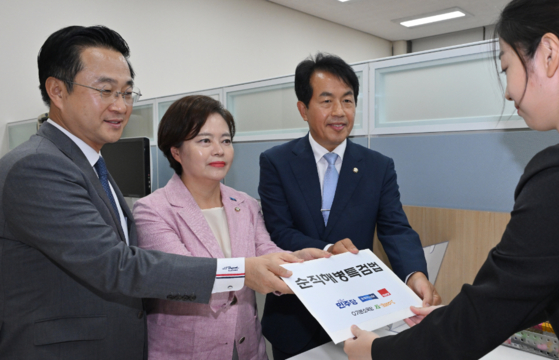 더불어민주당 박성준(왼쪽부터), 조국혁신당 정춘생, 진보당 윤종오 의원이 3일 오후 국회 의안과에 야5당이 공동발의한 순직해병특검법안을 제출하고 있다. 〈사진=공동취재, 연합뉴스〉