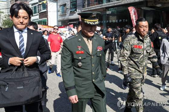  해병대 채모 상병 순직사건 수사 이첩 관련 항명 및 상관명예훼손 혐의로 기소된 박정훈 전 수사단장이 3일 오전 공판이 열리는 서울 용산구 중앙지역군사법원으로 들어서고 있다. 〈사진=연합뉴스〉