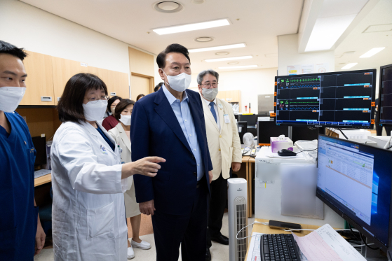 윤석열 대통령이 4일 경기도 한 권역응급의료센터를 찾아 응급 의료 현장에 대한 설명을 듣고 있다. 〈사진=대통령실 제공, 연합뉴스〉