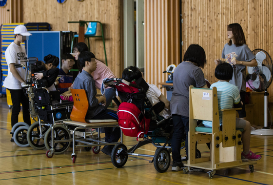 수업 받는 장애 특수학교 '우진학교' 학생들〈사진=연합뉴스〉