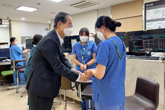 한덕수 국무총리가 지난 5일 서울 지역 권역응급의료센터 중 한 곳인 이대목동병원을 찾아 의료진을 만났다. 〈사진=한 총리 페이스북 캡처〉