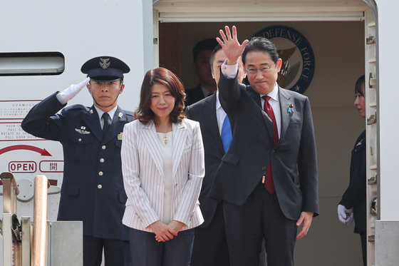 방한 일정을 마친 기시다 후미오 일본 총리와 부인 유코 여사 〈출처=연합뉴스〉