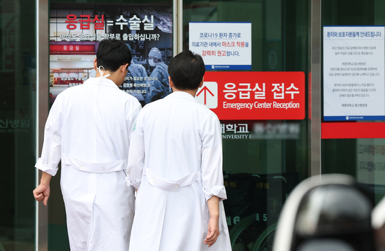 의대 증원과 관련해 의정갈등이 이어지고 있는 어제(6일) 대구 한 상급종합병원에서 의료관계자들이 응급실로 들어가고 있다. 〈출처=연합뉴스〉