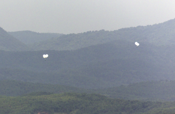 지난 5일 오전 경기도 파주시 오두산 통일전망대에서 바라본 북한 황해북도 개풍군에서 쓰레기 풍선이 떠오르고 있다. 〈사진=연합뉴스〉