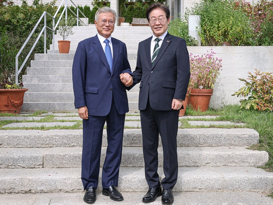 문재인 전 대통령(왼쪽)이 오늘(8일) 오후 경남 양산 평산마을 사저를 예방한 이재명 더불어민주당 대표와 기념촬영 하고 있다. 〈사진=연합뉴스〉