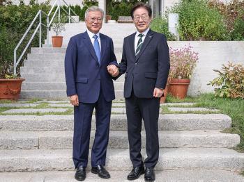 이재명 “문 전 대통령에 대한 정부 작태는 정치 탄압“…문재인 “당당하게 임할 것“