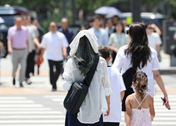 '낮 최고 34도' 늦더위 계속…곳곳 소나기