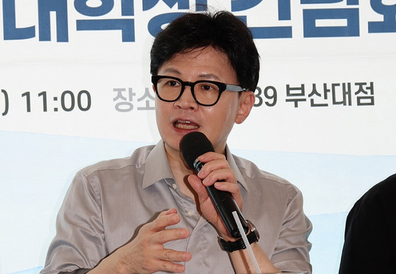 한동훈 국민의힘 대표가 11일 부산 금정구 부산대 인근 한 카페에서 '수도권-비수도권 청년 취업격차 대책 마련 대학생 간담회'에 참석, 지역 대학생들과 대화하고 있다. 〈사진=연합뉴스〉