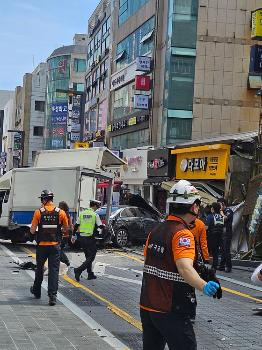 부산 해운대서 벤츠 차량 인도로 돌진…행인 2명 사망