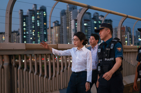 김건희 여사가 10일 '세계 자살 예방의 날'을 맞아 서울 마포대교에서 마포경찰서 용강지구대 근무자와 함께 도보 순찰을 하고 있다. 〈사진=대통령실 제공/연합뉴스〉