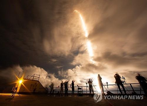 현지 시간 10일 미국 플로리다주 NASA 케네디우주센터에서 민간인 우주비행사 4명을 실은 우주선 '팰컨9'이 발사됐다. 〈사진=로이터·연합뉴스〉