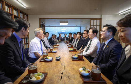        문재인 전 대통령 부부 예방한 더불어민주당 지도부(지난 9월 8일)〈사진=연합뉴스〉