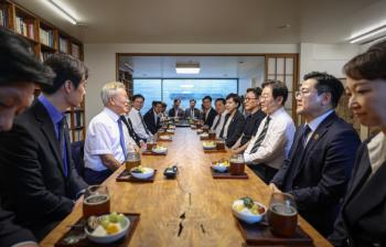 [단독] 검찰 수사에 손잡은 文·明…'전정권탄압대책위' 이달 말쯤 문재인 만난다