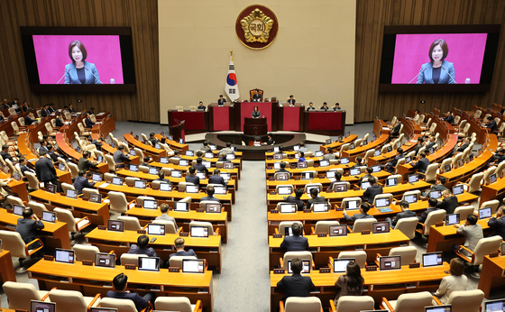 국민의힘 김미애 의원이 12일 오후 국회 본회의장에서 열린 교육·사회·문화 분야 대정부질문을 하고 있다. 〈사진=연합뉴스〉