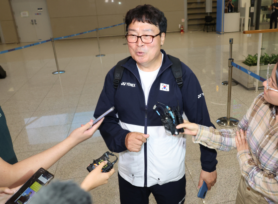 지난달 7일 귀국한 김택규 대한배드민턴협회장이 인천공항에서 기자들의 질문에 답하고 있다 (사진=연합뉴스)