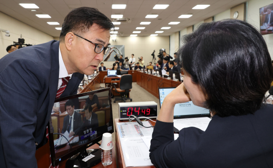 지난달 9일 국민의힘 최형두 간사와 대화하는 최민희 과방위원장 [사진 연합뉴스]