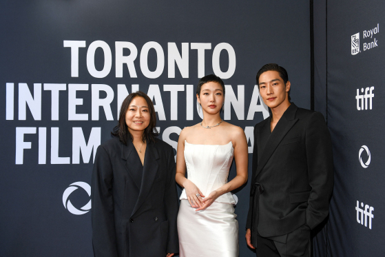 TORONTO, ONTARIO - SEPTEMBER 13: (L-R) E.oni, Kim Go-eun and Steve Sanghyun Noh attend the premiere of "Love in the Big City" during the 2024 Toronto International Film Festival at Royal Alexandra Theatre on September 13, 2024 in Toronto, Ontario.  Harold Feng/Getty Images/AFP (Photo by Harold Feng / GETTY IMAGES NORTH AMERICA / Getty Images via AFP)  〈저작권자(c) 연합뉴스, 무단 전재-재배포, AI 학습 및 활용 금지〉