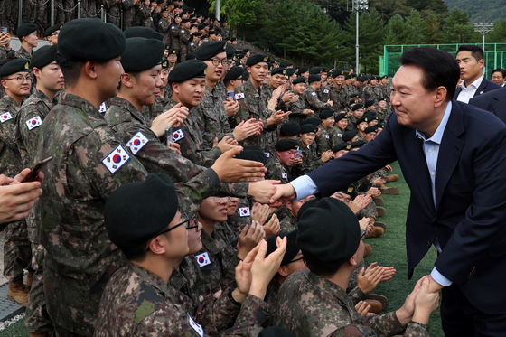 윤석열 대통령이 추석인 17일 강원도 최전방 육군 15사단 사령부 사열대에서 사단 장병들과 기념촬영을 마친 뒤 장병들과 인사하고 있다. 〈사진=대통령실 제공〉