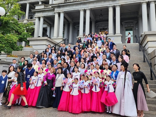 현지 시간 17일 미국 백악관 행정동인 아이젠하워 빌딩에서 사상 첫 한국 추석 축하행사가 열렸다. 사진은 기념촬영을 하는 행사 참석자들. 〈사진=연합뉴스〉