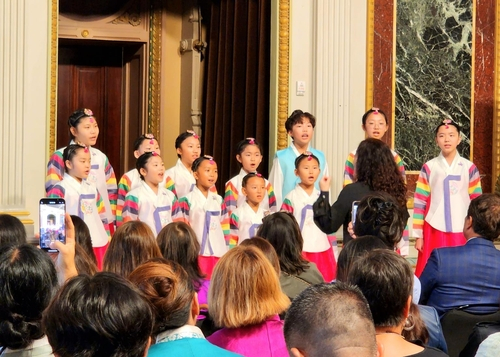 미국 백악관 행정동 아이젠하워빌딩에서 현지 시간 17일 처음으로 열린 추석 축하 행사에서 뉴욕한인청소년합창단이 축하 노래를 하고 있다. 〈사진=연합뉴스〉