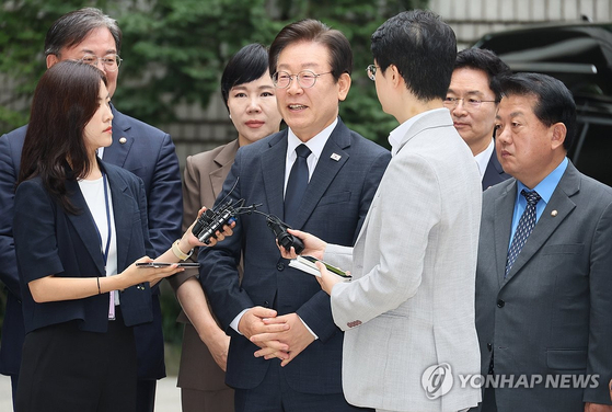 '김문기·백현동 의혹' 관련 허위 발언 혐의로 기소된 더불어민주당 이재명 대표가 20일 서울 서초구 서울중앙지법에서 열리는 공직선거법 위반 1심 결심 공판에 출석하며 취재진 질문에 답하고 있다. 〈사진=연합뉴스〉 