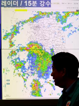 쏟아붓는 가을비에 중대본 가동…호우 경보 '관심'→'주의'