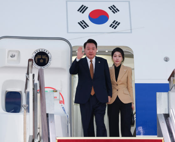     2박 4일간의 체코 순방 마치고 귀국하는 윤석열 대통령과 부인 김건희 여사〈사진=연합뉴스〉