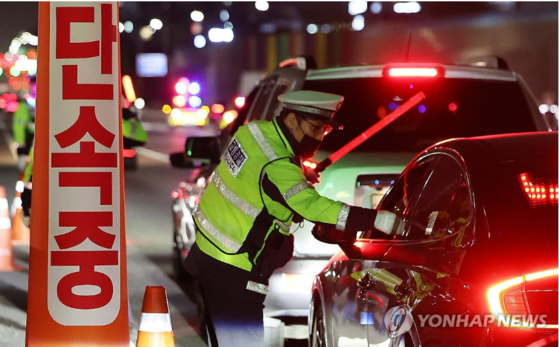 지난 4월 18일 오후 경기도 성남시 경부고속도로 서울톨게이트 인근에서 경찰이 고속도로 음주운전 및 과태료 단속을 하고 있다. 〈사진=연합뉴스〉