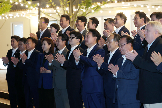  윤석열 대통령이 24일 서울 용산 대통령실 앞 분수정원에서 열린 국민의힘 지도부 초청 만찬 뒤 한동훈 대표, 추경호 원내대표 등 국민의힘 지도부, 대통령실 참모진과 함께 기념 촬영을 하고 있다. 〈사진=대통령실 제공〉