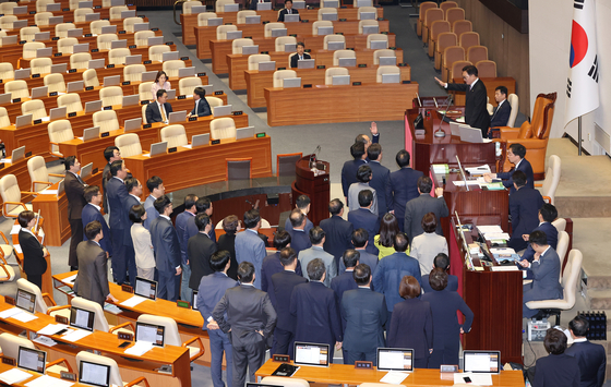 26일 국회에서 열린 본회의에서 '방송 4법'(방송법·방송문화진흥회법·한국교육방송공사법·방송통신위원회법 개정안)과 '전 국민 25만원 지원법'(민생회복지원금지급 특별조치법), '노란봉투법'(노동조합 및 노동관계조정법 개정안) 등의 법안들이 부결되자 야당 의원들이 회의장을 나가자 국민의힘 의원들이 우원식 국회의장에게 항의하고 있다. 〈사진=연합뉴스〉