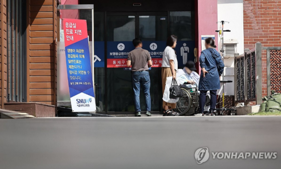 의료 공백으로 인한 응급실 혼란이 지속되는 25일 오후 서울의 한 대학 병원 응급실 앞에서 환자가 대기하고 있다. 〈사진=연합뉴스〉  