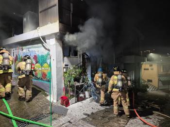 연기 뒤덮은 골목...부산진구 주택서 불, 60대 화상