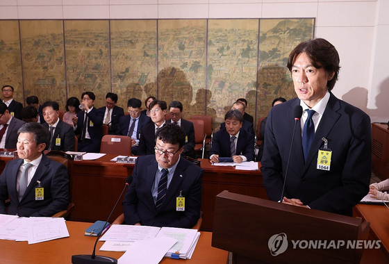 축구 국가대표팀 홍명보 감독이 24일 국회에서 열린 문화체육관광위원회 전체회의에 출석, 의원 질의에 답하고 있다. 〈사진=연합뉴스〉