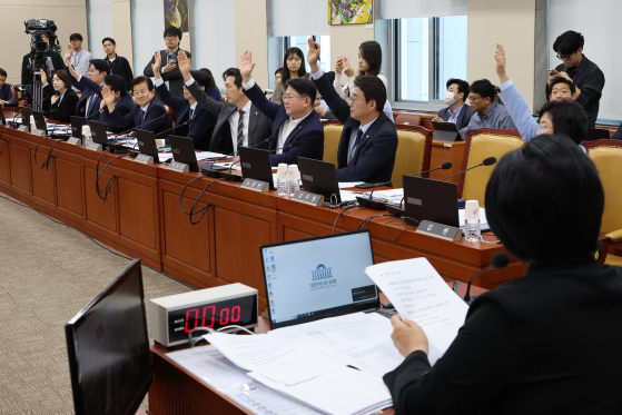 30일 오전 서울 여의도 국회에서 열린 과학기술정보방송통신위원회 전체회의에서 최민희 위원장과 야당 위원들이 국정감사 증인출석 요구 변경의 건에 대해 찬성 표결하고 있다. [사진 연합뉴스]