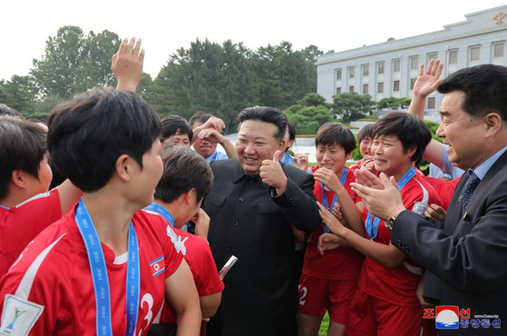 북한 김정은 국무위원장이 2024년 국제축구연맹(FIFA) 20살 이하 여자 월드컵에서 승리를 거둔 축구대표팀 선수들을 만나 격려하는 모습. 〈사진=조선중앙통신〉  