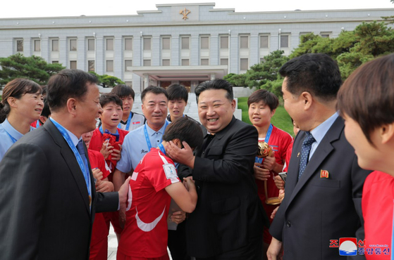 북한 김정은 국무위원장이 2024년 국제축구연맹(FIFA) 20살 이하 여자 월드컵에서 승리를 거둔 축구대표팀 선수들을 만나 격려하는 모습. 〈사진=조선중앙통신〉 